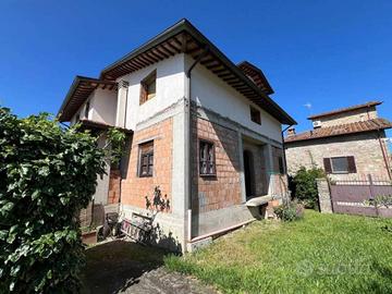 Villa di 90 m² con più di 5 locali e box auto dopp