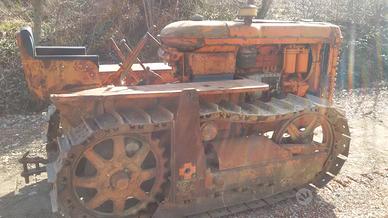 Trattori agricoli di varie tipologie