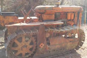 Trattori agricoli di varie tipologie