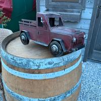 Botte barik con camioncino in latta e sedia