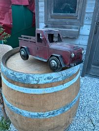 Botte barik con camioncino in latta e sedia