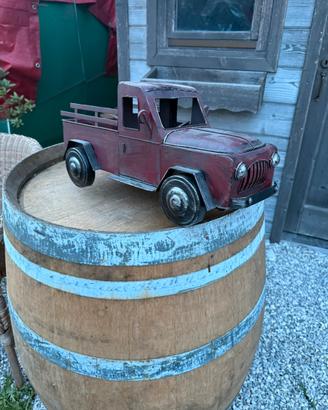 Botte barik con camioncino in latta e sedia