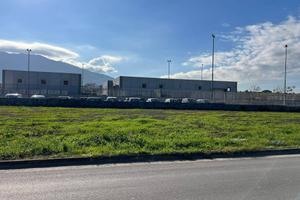 capannone con spazio esterno