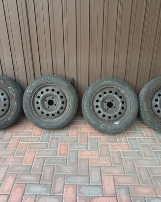 Gomme invernali con cerchi in ferro 195/55 R15 89H