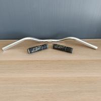 Manubrio bici con manopole