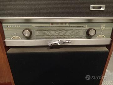 Mobile vintage con radio d’epoca integrata