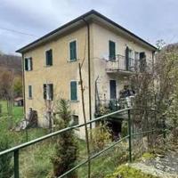 Compendio immobiliare a Tornolo (PR)