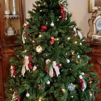 Albero Natale con addobbi
