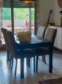 Tavolo legno scuro