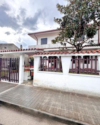 Villa libera su 3 lati con cortile di 100 mq