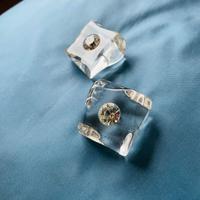 Coppia bottoni gioiello vintage in plexiglas