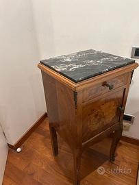 Coppia comodini in stile con ripiano in marmo.