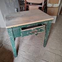 Tavolino di legno con cassetto