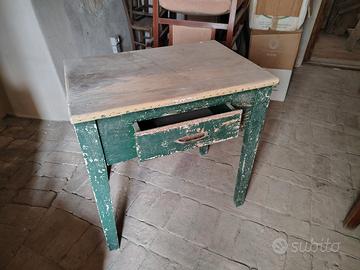 Tavolino di legno con cassetto