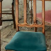 Sedia antica in legno e velluto blu