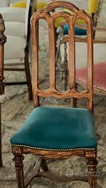 Sedia antica in legno e velluto blu