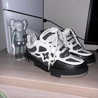 scarpe nere grigie e bianche