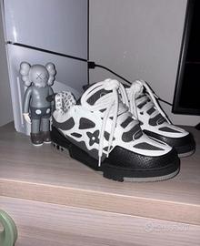 scarpe nere grigie e bianche