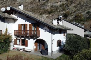 VILLA A SCHIERA A MOMPANTERO