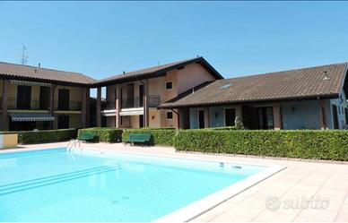 Piscina e vista lago a Peschiera del Garda