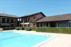 Piscina e vista lago a Peschiera del Garda