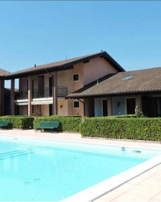 Piscina e vista lago a Peschiera del Garda