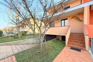 PORZIONE DI TRIFAMILIARE A VEGGIANO