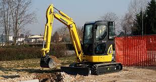 Scavazione terre uso dell'escavatore lavoretti