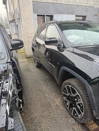 Jeep Compass, fianco destro + cerchione 23545R13, 
