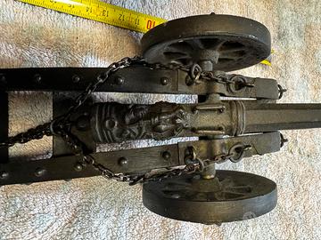 Modello di cannone in metallo