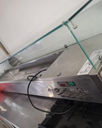 Vetrina frigo, piatti tavoli e sedie