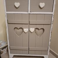 Mobiletto shabby chic con due ante e due cassetti