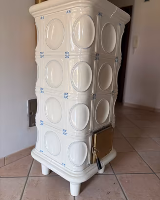 Stufa a legna in maiolica De Biasi