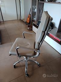 Sedia girevole, regolabile in altezza.