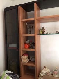 mobile soggiorno in noce chiaro e vetro