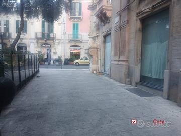 Pressi Duomo, Bottega con cantinato annesso