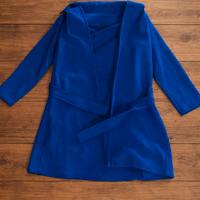 Cappotto blu elettrico modello vestaglia senza bot