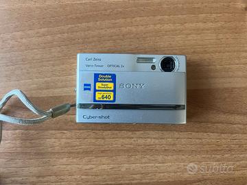 Macchina fotografica digitale SONY cyber-shot.