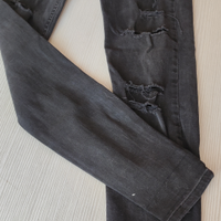 Jeans neri skinny strappati ragazza Bershka taglia