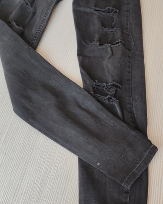 Jeans neri skinny strappati ragazza Bershka taglia