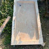 Antica vasca/lavello in pietra naturale