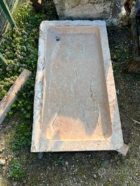 Antica vasca/lavello in pietra naturale