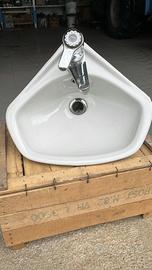 Piccolo lavandino ad angolo