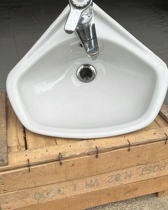 Piccolo lavandino ad angolo
