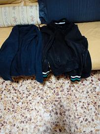 una giacca tuta con cerniera e un maglione da uomo