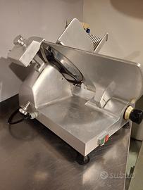 Affettatrice professionale funzionante 