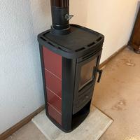 Stufa a legna nera e rossa