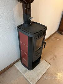 Stufa a legna nera e rossa