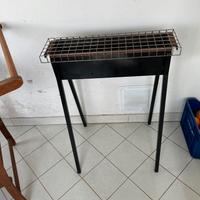 Barbecue fatto a mano in acciaio per arrosticini