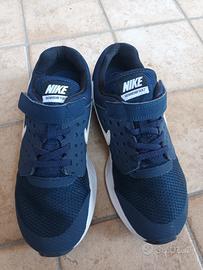 Due paglia di scarpe Nike
